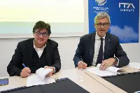 Da sinistra: Luca Pancalli, presidente del Comitato italiano paralimpico e Fabio Maria Lazzerini, amministratore delegato e direttore generale di ITA Airways mentre firmano accordo il 2 febbraio 2023 presso la sede del Cip a Roma