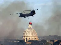 Esercito italiano: attività antincendio a Roma dell'elicottero CH-47 nel 2016