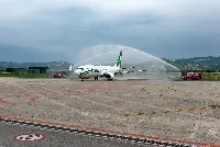 È atterrato a Perugia giovedì primo giugno 2023 alle 15:55, proveniente da Olbia, l'aereo B-737/800 di Aeroitalia: consueto “water cannon salute” ad accogliere il velivolo